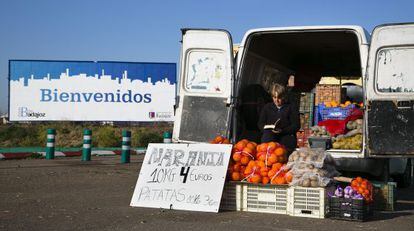 Cartel de oferta de naranjas a la entrada de Badajoz.