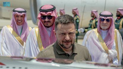 El presidente ucranio, Volodímir Zelenski, a su llegada a la ciudad saudí de Yeda, este viernes.
