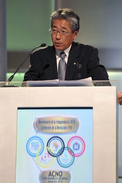 El presidente del Comité Olímpico de Japón, Tzunekazu Takeda, anuncia la candidatura