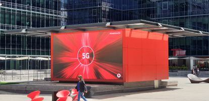 Cartel de 5G en la sede de Vodafone.