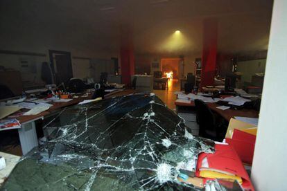 El interior de una oficina cuya ventana ha sido destrozada durante la protesta.