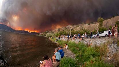 Los residentes observan un incendio forestal en Columbia Británica.