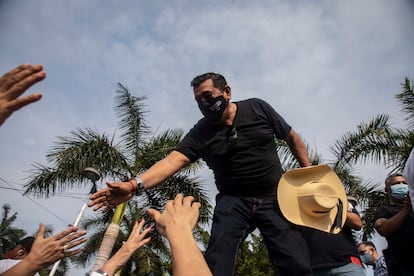 El excandidato a gobernador por el estado de Guerrero, Felix Salgado Macedonio, durante un mitin en el parque de la Reyna, en Acapulco.
