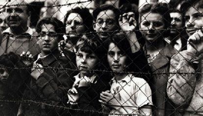 Brit&aacute;nicos y americanos en el campo de concentraci&oacute;n de Vittel en 1944. 