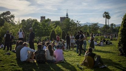 Vecinos de Barcelona disfrutaban este sábado del parque de la Ciutadella, antes del último toque de queda.