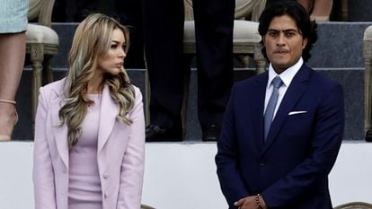 Nicolás Petro Burgos (d), hijo del presidente Gustavo Petro, junto a su entonces esposa Day Vásquez, el 7 de agosto de 2022 en Bogotá.