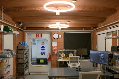Interior de la base Mars Dune Alpha que ha construido la NASA para una misión que simule las condiciones de vida en Marte.