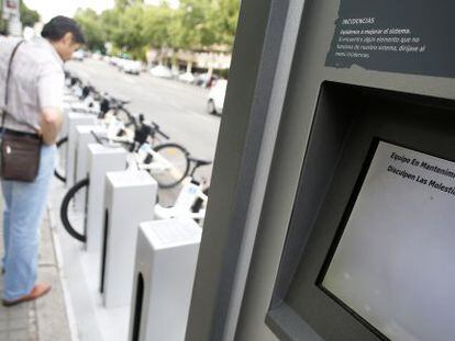 Una estación con problemas informáticos en la calle Menéndez Pelayo, junto al Retiro.