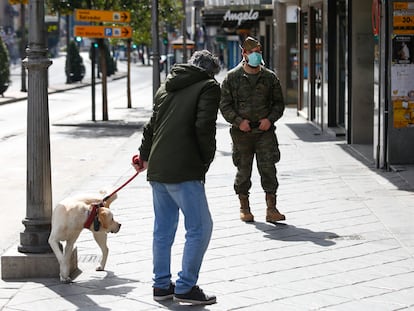 Un legionario patrulla en Granada calle durante las medidas de confinamiento por el coronavirus.