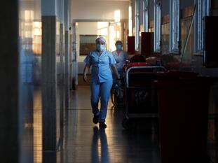 Una sanitaria en un hospital en Buenos Aires, en octubre pasado.