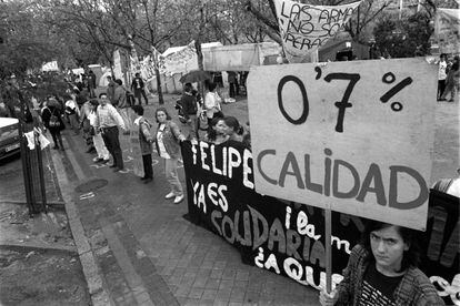 Cadena humana a favor del 0,7% de la renta nacional bruta para cooperación internacional, en Madrid, en octubre de 1994