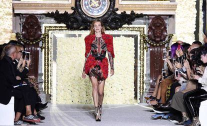 Natalia Vodianova, en el desfile de Balmain, el pasad 28 de septiembre en París.