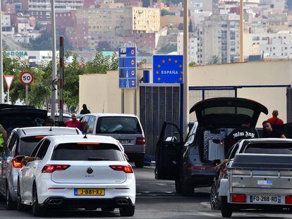 Inspección de vehículos en el paso fronterizo del Tarajal, en Ceuta, el lunes.