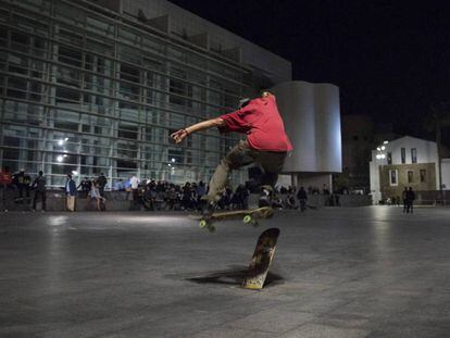 Un 'skater' en la plaza del Macba este martes por la noche.