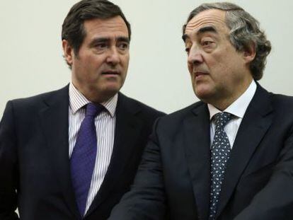 Los presidentes de CEOE, Juan Rosell (derecha) y el de Cepyme y Confemetal, Antonio Garamendi.