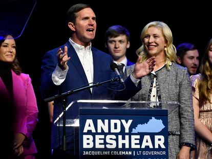 El gobernador de Kentucky, Andy Beshear, con su mujer, Britainy Beshear, en su discurso de agradecimiento tras ser reelegido en el cargo, el martes en Louisville.
