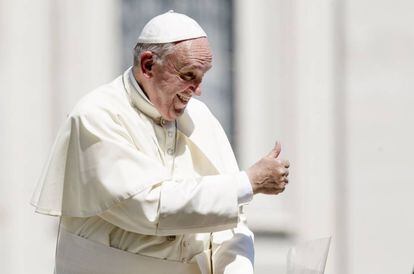 El papa Francisco hace un gesto espontáneo a un feligrés en la Plaza de San Pedro.