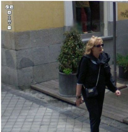 Mujer a cara descubierta 'cazada' por Street View en Madrid.