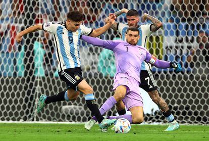 El argentino Julián Álvarez roba el balón al portero Mathew Ryan en la jugada que ha supuesto el segundo gol de la albiceleste. 