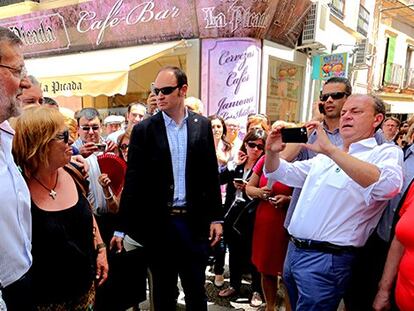 Monago fotografía a Rajoy con dos simpatizantes.