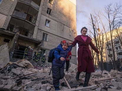 Una mujer y una niña son evacuadas de un edificio dañado en Kiev, este miércoles.