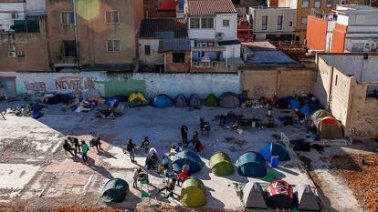 Campamento de personas sin hogar en Badalona.