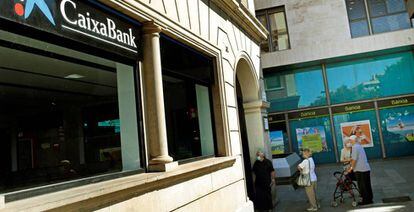 Vista de una oficina de Bankia y otra de CaixaBank en el centro de L'Hospitalet (Barcelona). EFE