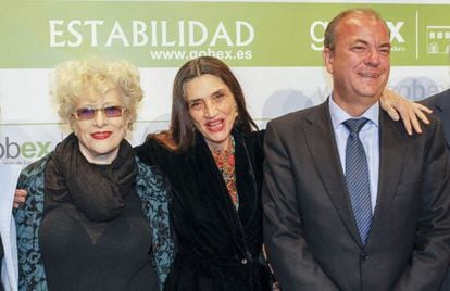 El presidente del gobierno de Extremadura junto a Magüi Mira y Ángela Molina.