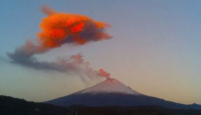 Una nube de ceniza se eleva desde el volcán Popocatepetl (México).