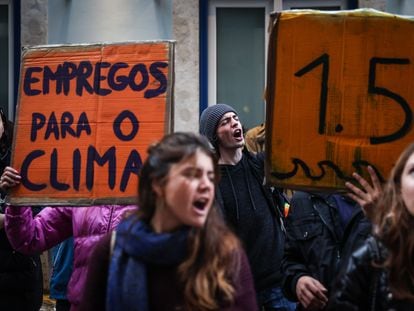 Estudiantes portugueses protestaban en Lisboa la semana pasada ante el Ministerio de Economía y Mar para exigir medidas urgentes contra el cambio climático.