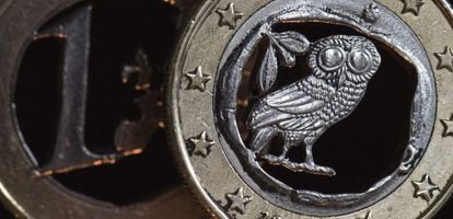Fotograf&iacute;a ilustrativa que muestra dos piezas art&iacute;sticas hechas en monedas de euro talladas en Fr&aacute;ncfort (Alemania). 