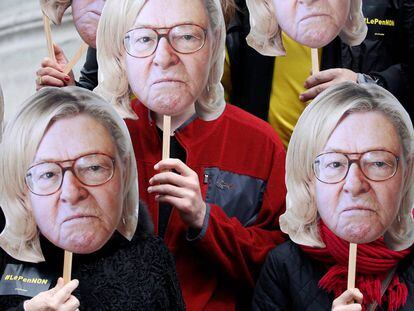 Activistas con m&aacute;scaras que superponen la cara de Jean Marie Le Pen con el pelo de su hija, este lunes en las manifestaciones del 1 de mayo.