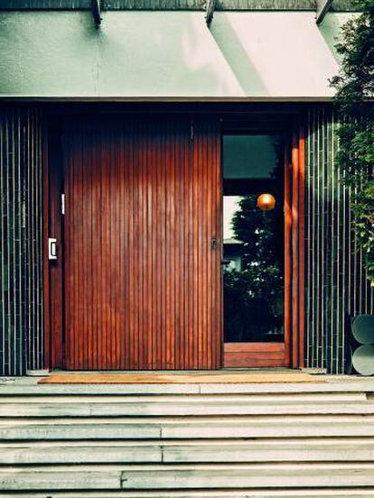 La moderna contención del estilo de Gigi Radice queda patente en la puerta de madera de la casa Minotti. |