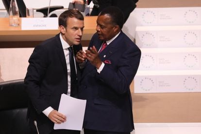 El presidente francés, Emmanuel Macron (i) escucha al presidente de la República del Congo, Denis Sassou Nguesso, durante una sesión de One Planet Summit.