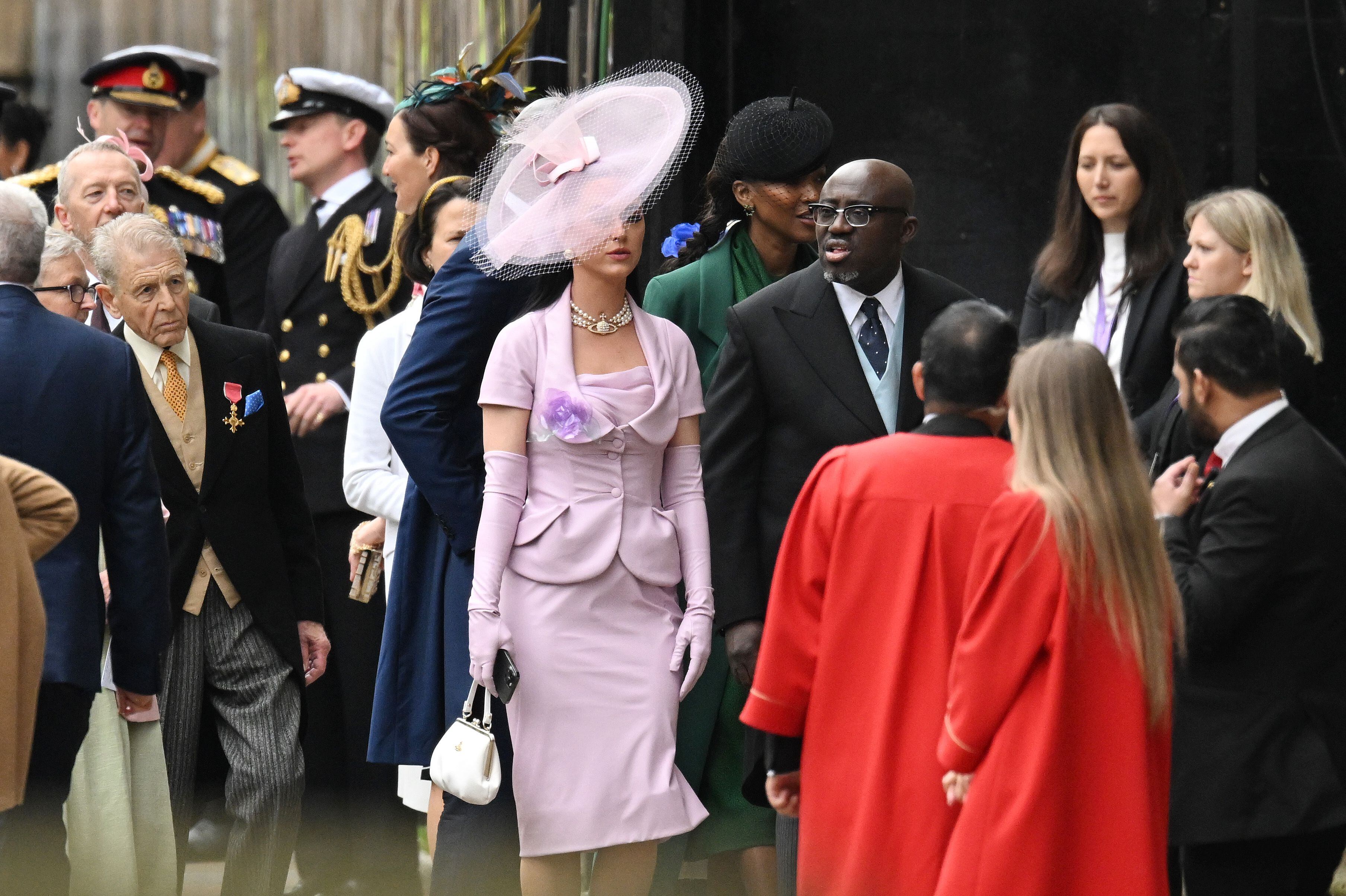 La cantante Katy Perry, que participará en el concierto que tendrá lugar el domingo frente al castillo de Windsor, y Edward Enninful, director de la edición británica de la revista 'Vogue', llegan a la abadía de Westminster. 
