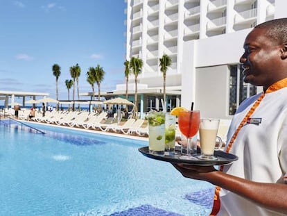 Un trabajador de RIU en el área del bar de la piscina de un hotel