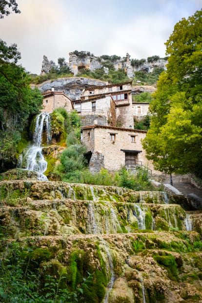 Cascada en el pueblo de Orbaneja del Castillo, en la provincia de Burgos.