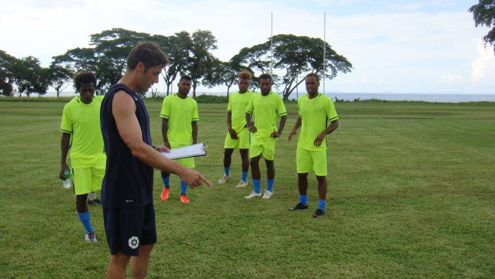 Felipe Vega-Arango da instrucciones a varios jugadores de la selección de Islas Salomón durante un entrenamiento.
