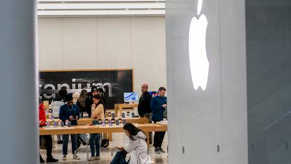 Personas utilizan productos Apple en una de las tiendas de la marca en Nueva York.