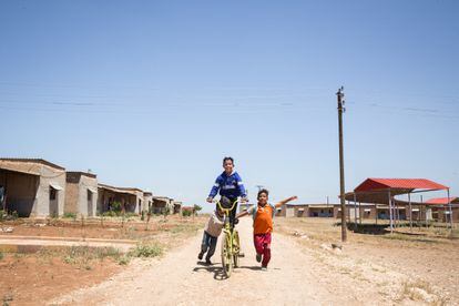 Majûd, Ahmûdî y Enez, tres niños que viven en Jinwar, juegan en el pueblo.