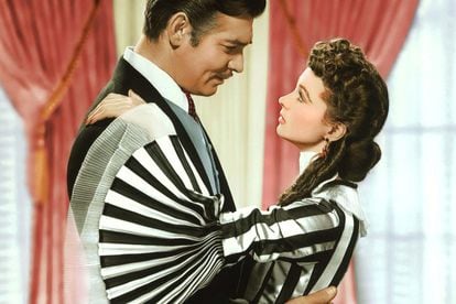 Escarlata: Señor, no es usted un caballero.
	Rhet: Ni usted una dama. No se ofenda. Las damas no tienen ningún atractivo para mí. (Vivian Leigh trabajó 125 días en la película y ganó 25.000 dólares. Clark Gable trabajó 75 y se embolsó 120.000)