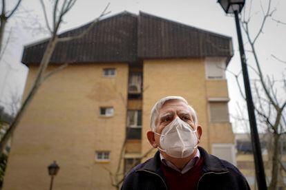 Félix López-Rey posa delante de un bloque cubierto con la uralita que causa problemas debido al amianto