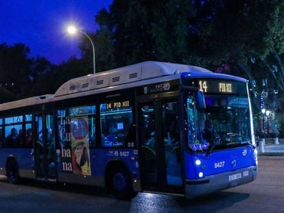 Un autobús de la línea 14 circulando por una calle de Madrid esta semana.