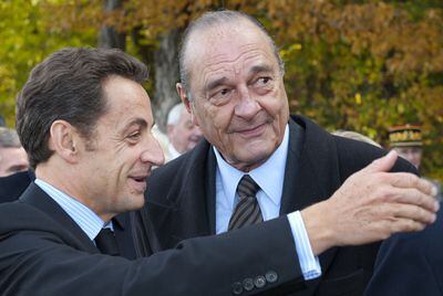 Nicolas Sarkozy y su antecesor en la presidencia Jacques Chirac, en octubre de 2008.