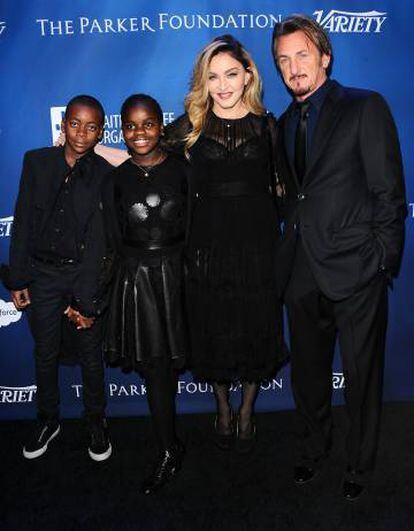 Madonna y dos de sus hijos, el pasado mes de enero en la gala benéfica organizada por Sean Penn para recaudar fondos para Haití.