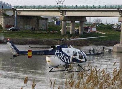 Rastreo de los equipos de búsqueda en el río Guadalquivir