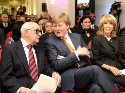 El rey Guillermo de Holanda con el presidente de la TPIY, Theodor Meron, a la izquierda, hoy en La Haya. 