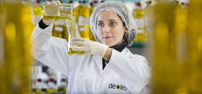 Una trabajadora analiza una muestra de aceite en Deoleo.&nbsp;