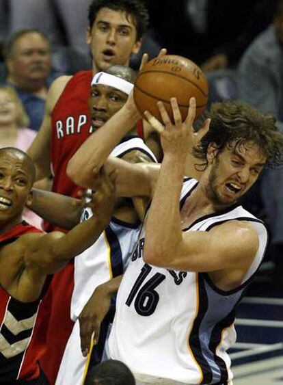 Gasol atrapa un rebote en el partido contra Toronto.