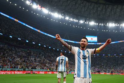 Lionel Messi celebra el tercer gol de Argentina ante Croacia, obra de Julián Álvarez, en las semifinales del Mundial de Qatar 2022.